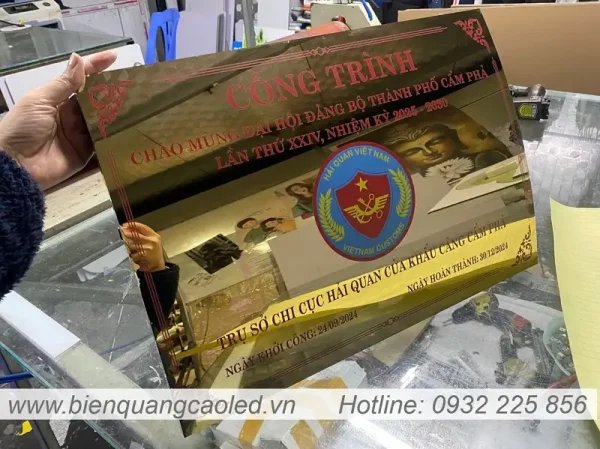 Bien inox chan vat chu noi
