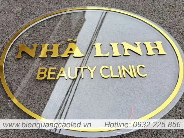 Bien quang cao mica trong 3mm chu dan
