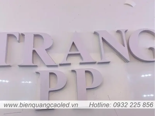 Chu Trang Tri chan fomex dan tuong