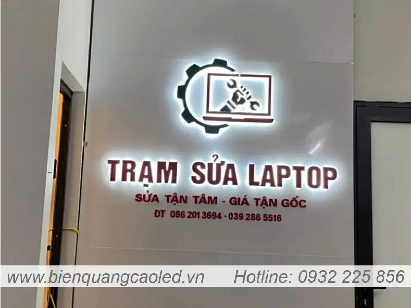 Chu alu sang den canh chan chu dep