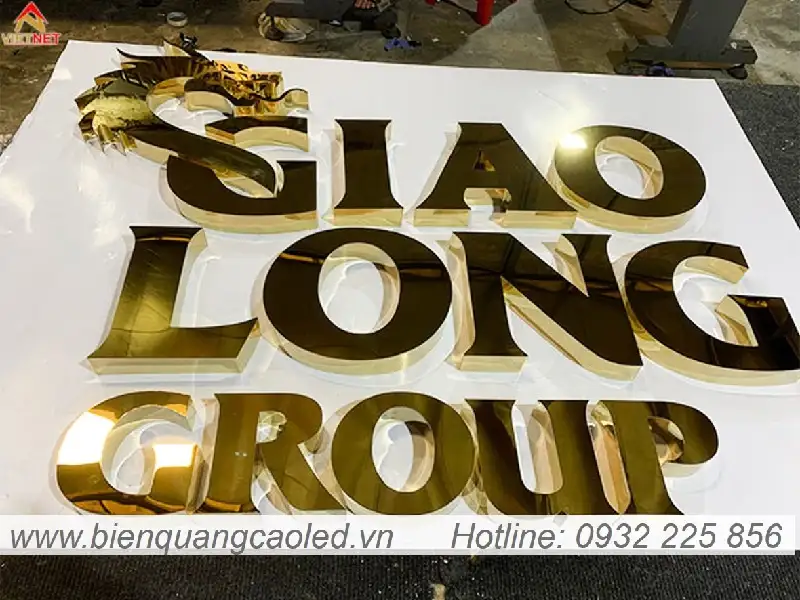 Chu inox vang guong