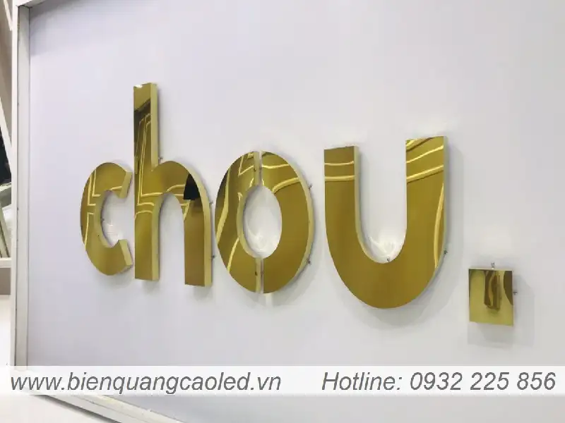 Chu inox vang guong khong sang den