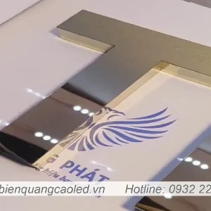 Chu inox vang guong sang trong