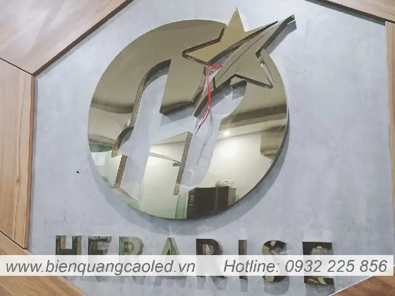 Chu inox vang guong sang tu nhien