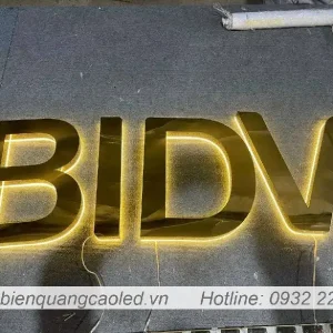 Chu noi logo inox sang den ngoai troi