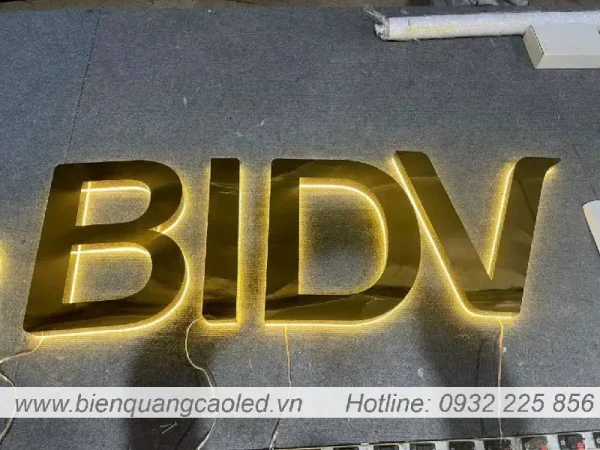 Chu noi logo inox sang den ngoai troi