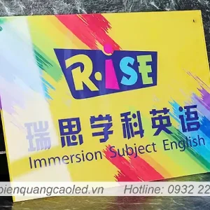 Gia bien cong ty mica treo tuong hoa tiet in uv