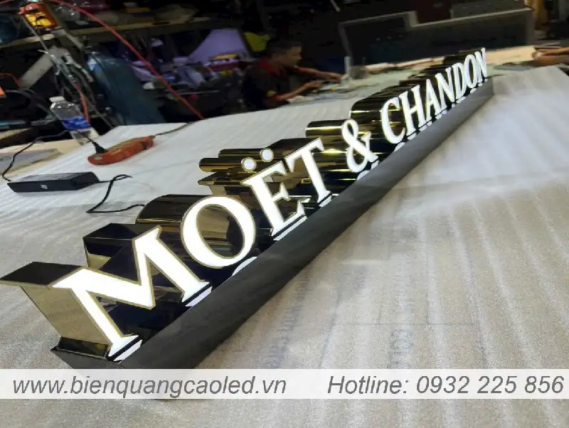 Gia cong logo inox sang den