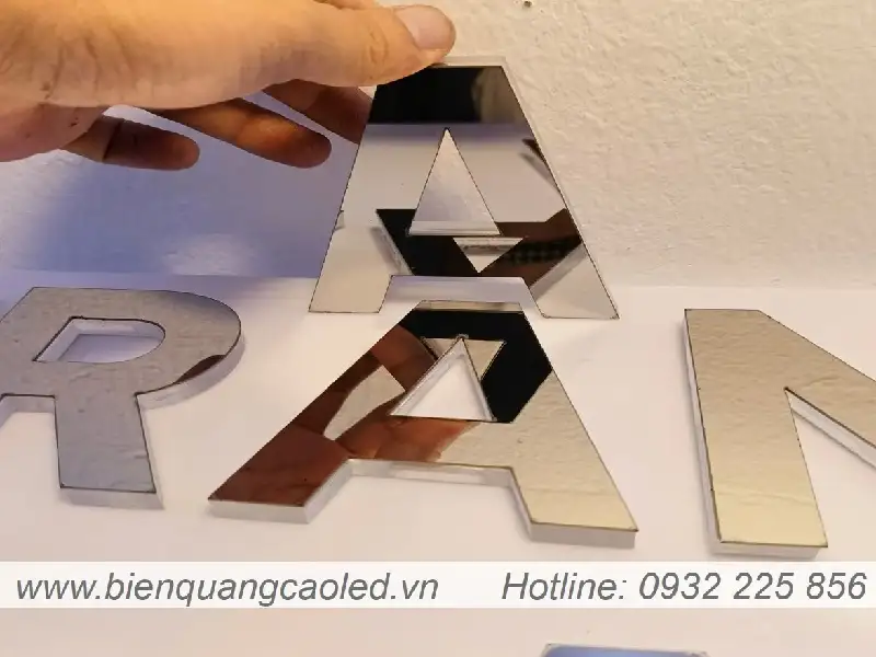 Gia lam chu inox 2 lop de mica trong