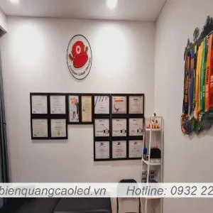 Gia logo mica trong chu in UV khong den