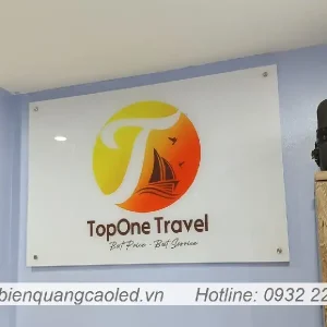 Lam bien cong ty mica treo tuong hoa tiet in uv