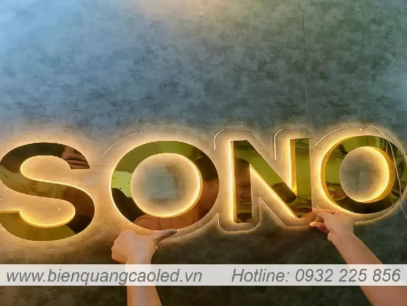 Lam logo inox sang den