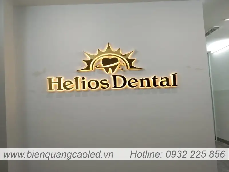 Lam logo inox sang den dep