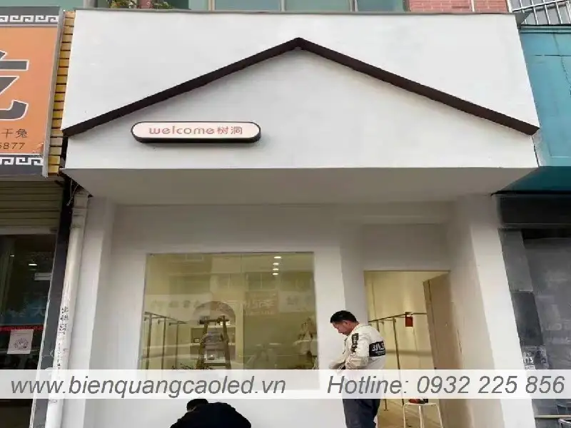 Lap dat logo bien quang cao hop den long vien