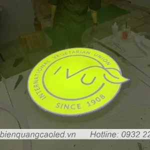 Logo mica trong 3mm khong sang den chu in UV
