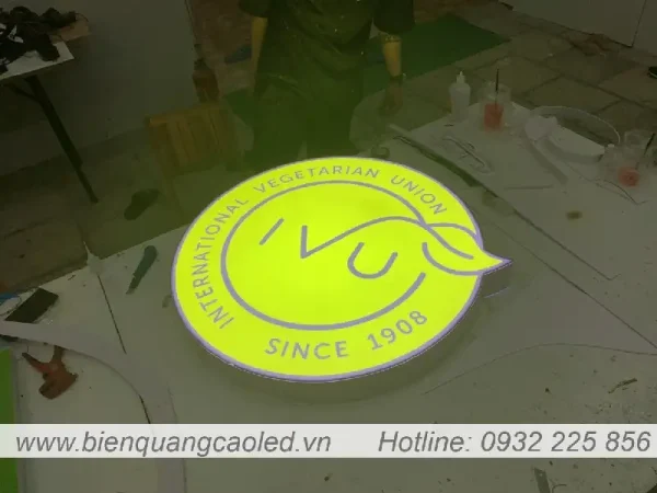 Logo mica trong 3mm khong sang den chu in UV