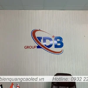 Logo mica trong 3mm khong sang den in chu UV