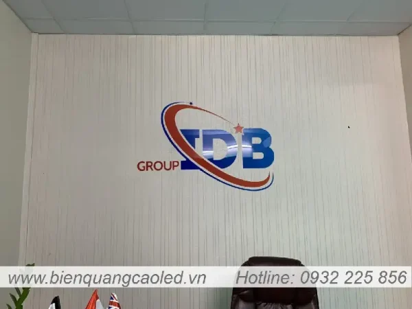 Logo mica trong 3mm khong sang den in chu UV