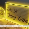 Logo mica trong 3mm sang den in UV