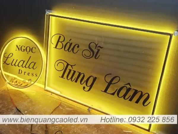 Logo mica trong 3mm sang den in UV