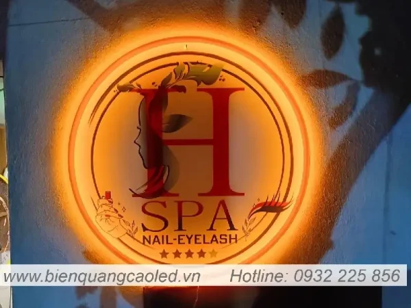 Logo mica trong in UV sang den 3mm