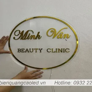 Logo mica trong khong sang den 3mm chu dan