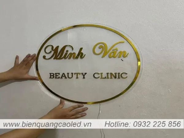 Logo mica trong khong sang den 3mm chu dan