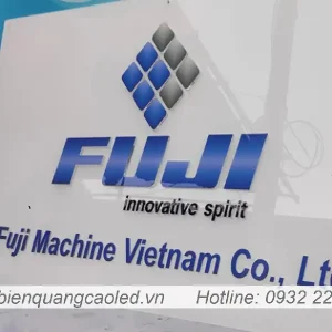 Logo mica trong khong sang den 3mm chu in UV
