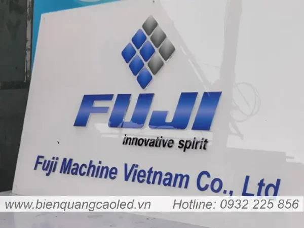 Logo mica trong khong sang den 3mm chu in UV