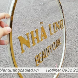 Logo mica trong khong sang den 3mm dan chu
