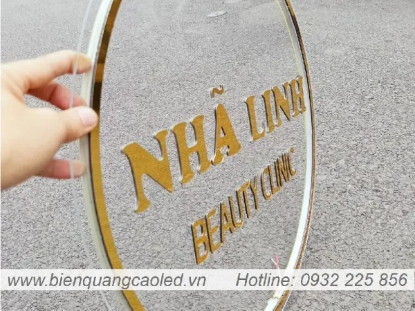 Logo mica trong khong sang den 3mm dan chu