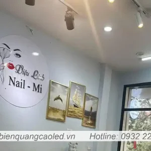 Logo mica trong khong sang den 3mm in chu UV