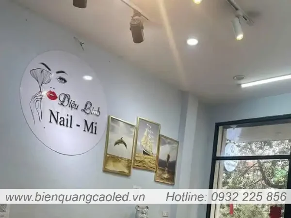 Logo mica trong khong sang den 3mm in chu UV