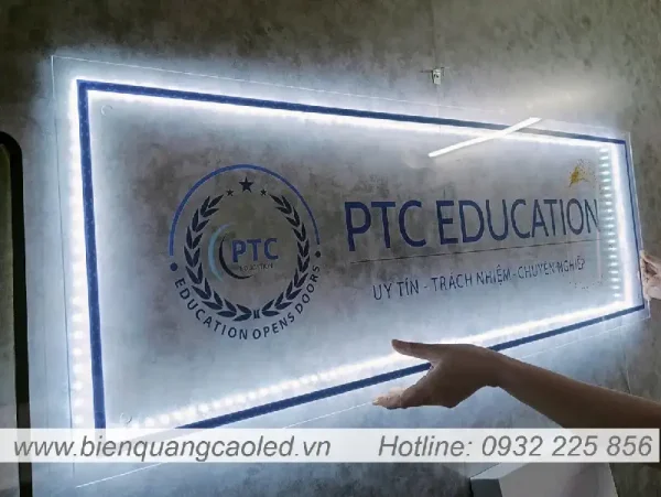 Logo mica trong sang den 3mm in UV
