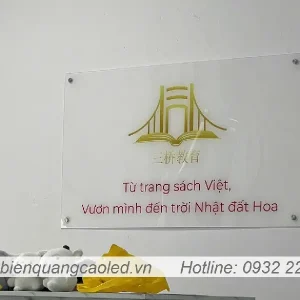 Mua bien cong ty mica treo tuong hoa tiet in uv
