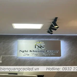 Mua logo nen alu chu noi mica chao cao cap