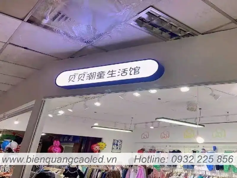 Thi cong logo bien quang cao hop den long vien