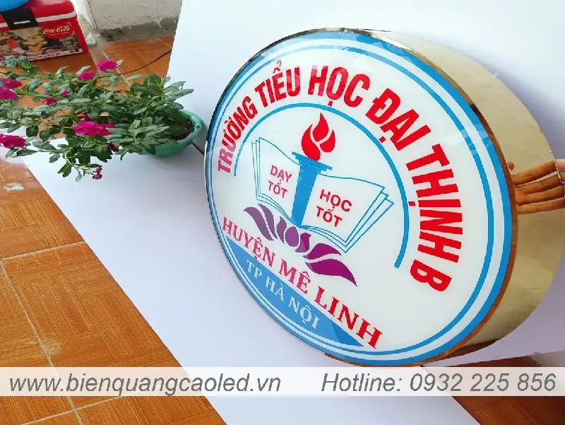 Thi cong logo inox khong sang den