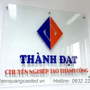 Thiet ke bien cong ty mica treo tuong hoa tiet in uv