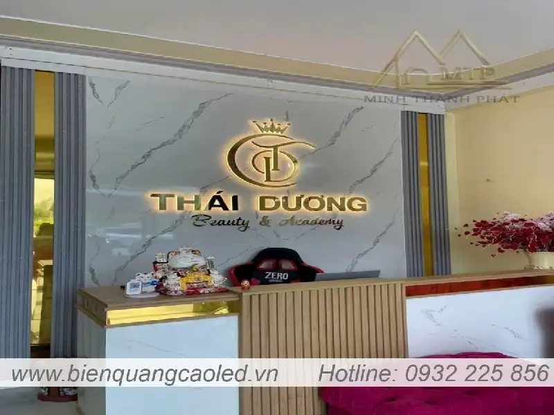 Thiet ke chu inox sang hat chan