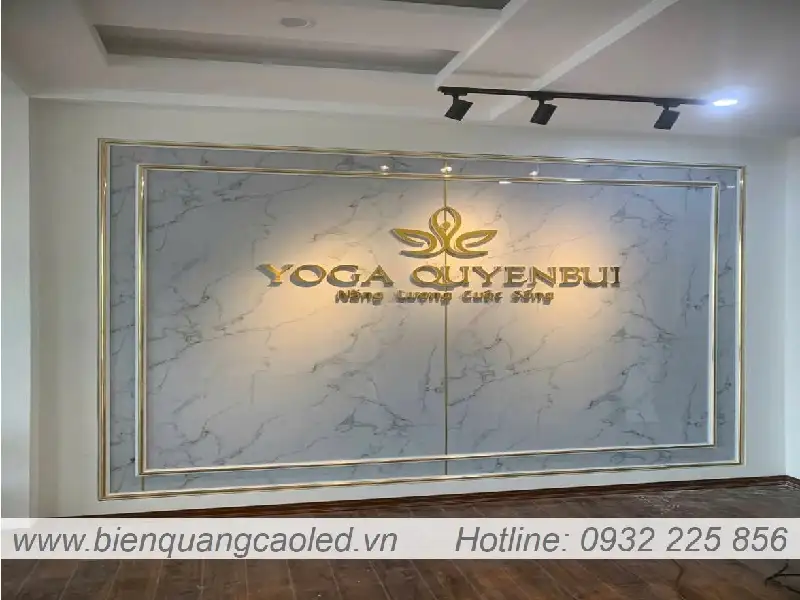 Thiet ke chu inox vang guong