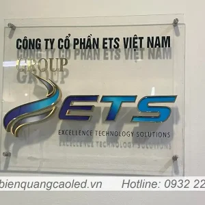 bien cong ty mica treo tuong hoa tiet dan