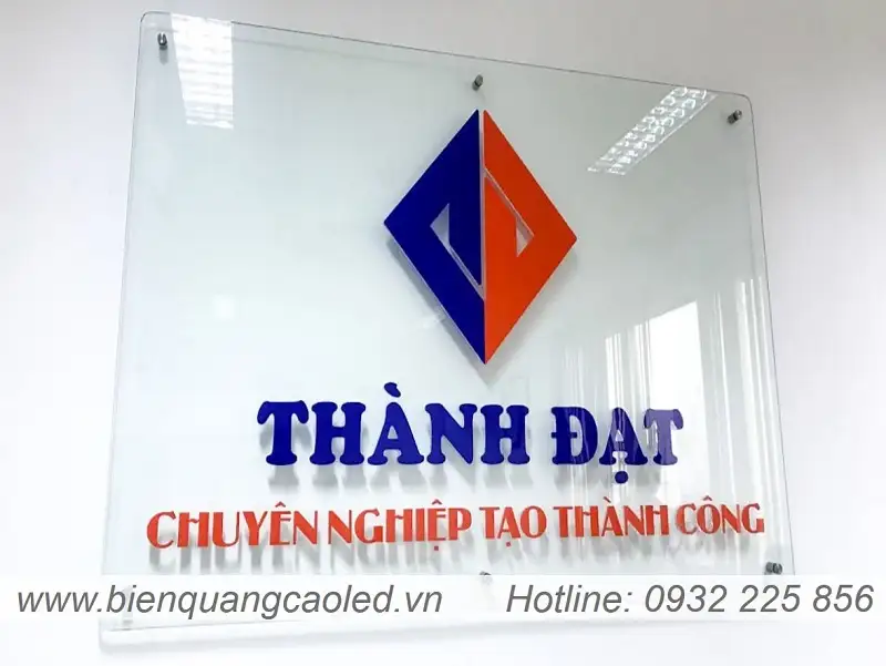 bien cong ty mica treo tuong hoa tiet in uv