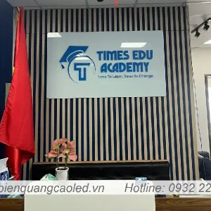 bien hieu cong ty treo tuong nen kinh 6mm hoa tiet noi 1cm