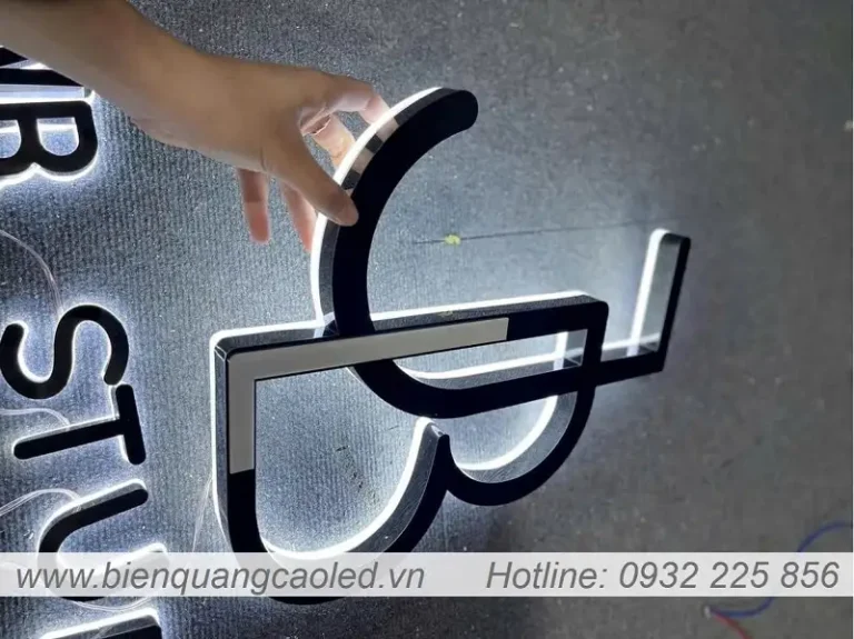 Chữ inox hắt chân