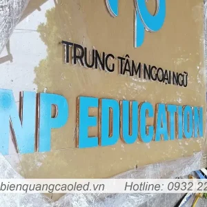 lam bien mica treo tuong hoa tiet noi cong ty