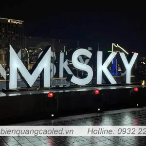 Bien quang cao chu mica trang sang den