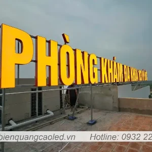 Bien quang cao chu mica vang sang den