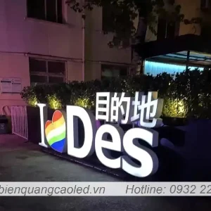 Bien quang cao chu noi mica trang sang den