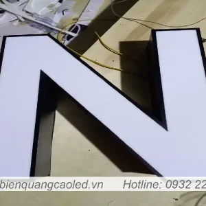 Chu noi mica sang den long vien